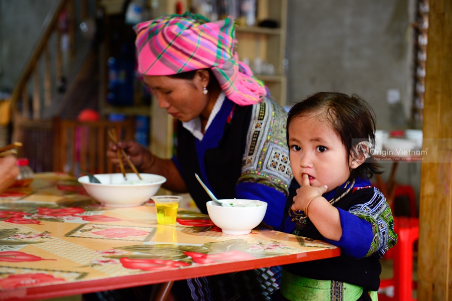 Mother and child at Mu Cang Chai Market