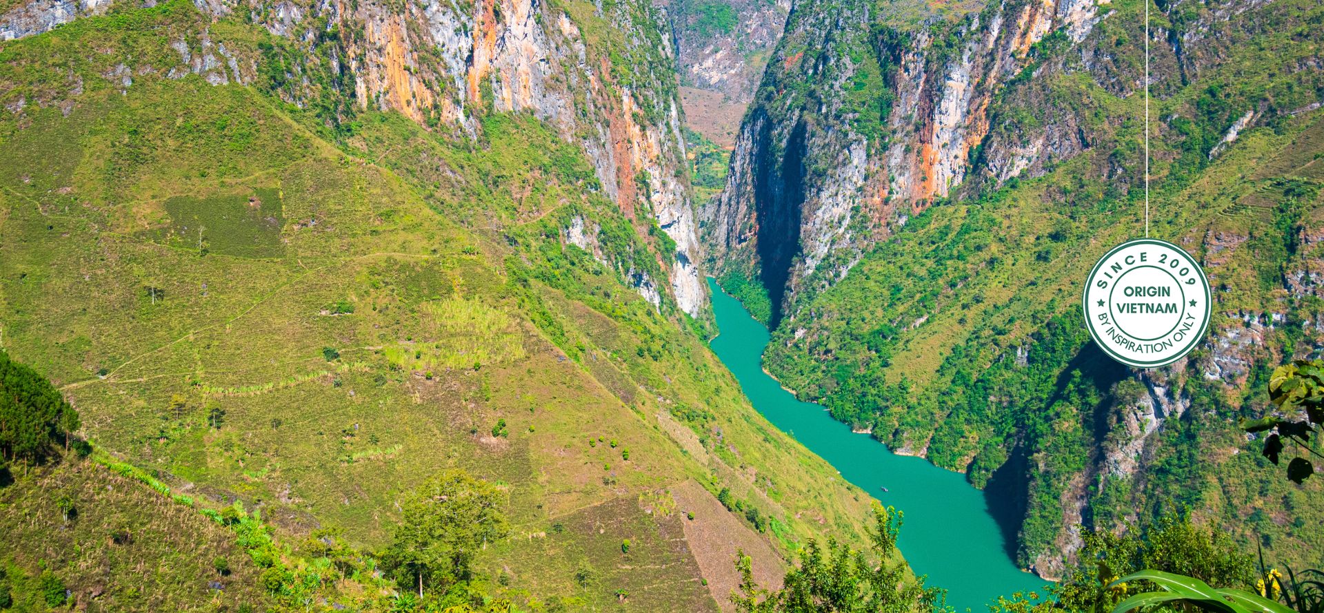 Ha Giang Adventure Tours: The great panoramic view of Ma Pi Leng Pass and Nho Que River