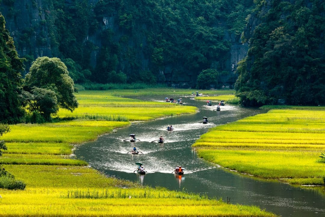 Ninh Binh 2 Day Itinerary: Enjoy the scenic river and limestone mountains in Tam Coc