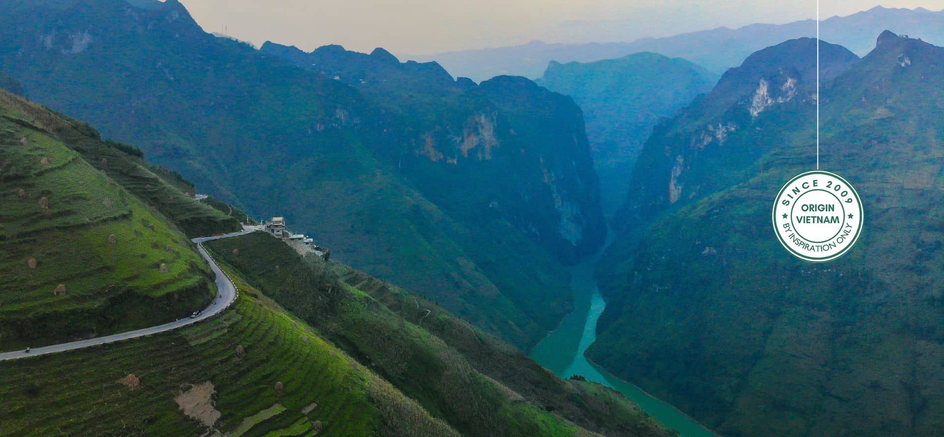 Private Ha Giang Tours: The panoramic view over Ma Pi Leng Pass and Nho Que River