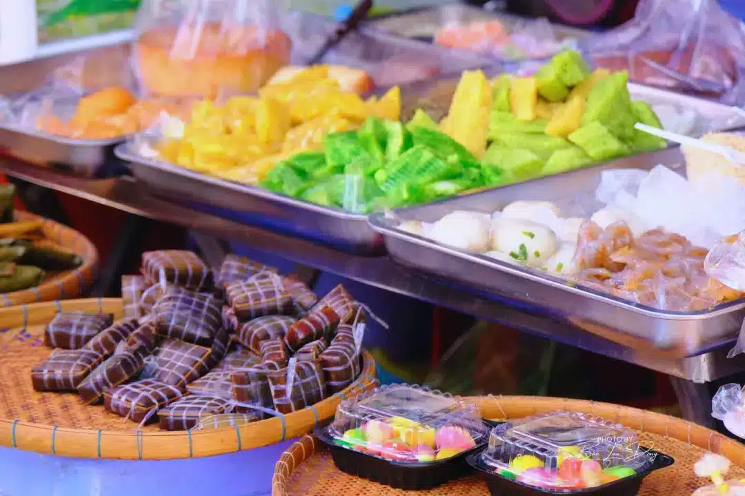 IMG Busy food street Can Tho.jpg